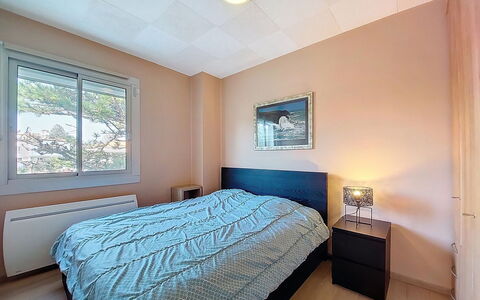 Saint Sordelin: Letto, Camera Da Letto, Interior Design, Lenzuolo, Parete, Bedding, Mobilia, Pavimento, Camera, Legna