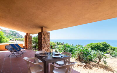 Costa Paradiso 450: Tavolo, Pianta, Mobilia, Proprietà, Acqua, Cielo, Costruzione, Shade, Sedia, Legna