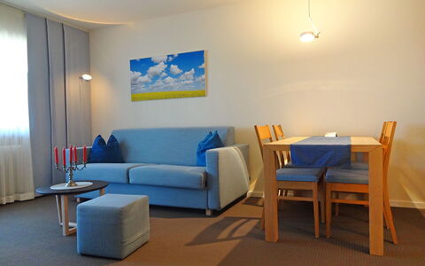 Berchtesgaden 300: Mobilia, Tavolo, Azzurro, Divano, Interior Design, Comfort, Pavimento, Sedia, Pavimentazione, Soggiorno