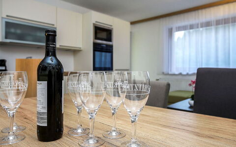 Radenthein 110: Tavola, Tavolo, Stemware, Mobilia, Bicchieri, Bottiglia, Bicchiere Di Vino, Barware, Finestra, Vino