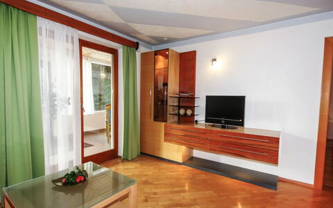 Radenthein 110: Mobilia, Televisione, Costruzione, Divano, Cabinetry, Pianta Della Casa, Legna, Pavimentazione, Tavolo, Comfort