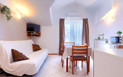 Bruno: Mobilia, Proprietà, Cornice, Azzurro, Legna, Illuminazione, Interior Design, Comfort, Pavimento, Pavimentazione