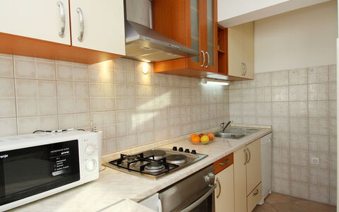 Parunov: Cabinetry, Controsoffitto, Proprietà, Lavello, Lavandino Della Cucina, Rubinetto, Cucina Stufa, Cucina, Legna, Elettrodomestico Da Cucina