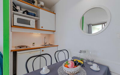 Les Marquises 964.7: Interior Design, Cucina, Mobilia, Controsoffitto, Pavimentazione, Camera, Pavimento, Apparecchio Major, Elettrodomestico Da Cucina, Lavandino Della Cucina