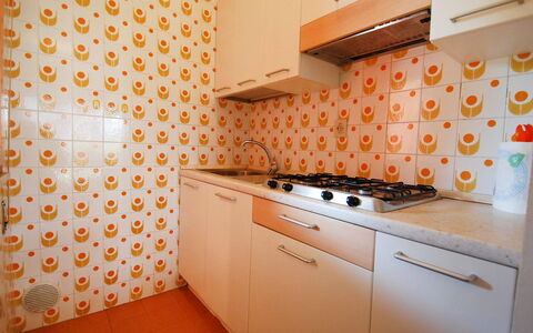 Villaggio Nautilus: Cabinetry, Costruzione, Controsoffitto, Elettrodomestico Da Cucina, Cucina Stufa, Arancia, Interior Design, Cucina, Elettrodomestico, Casa
