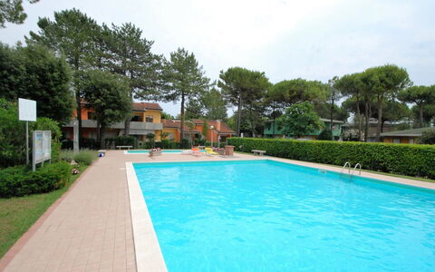 Villaggio Nautilus: Acqua, Pianta, Cielo, Nube, Piscina, Costruzione, Albero, Shade, Sedia, Erba