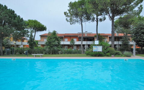 Villaggio Nautilus: Acqua, Pianta, Cielo, Costruzione, Albero, Piscina, Casa, Finestra, Tempo Libero, Shade