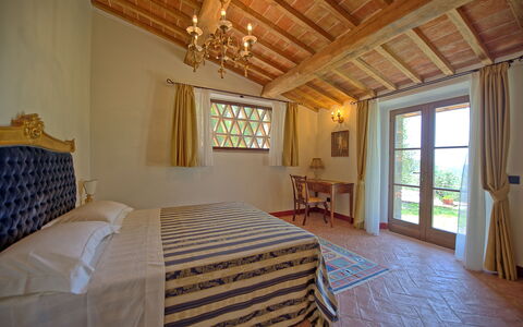 Villa Noceta: Camera, Proprietà, Camera Da Letto, Mobilia, Soffitto, Costruzione, Letto, Interior Design, Immobiliare, Casa