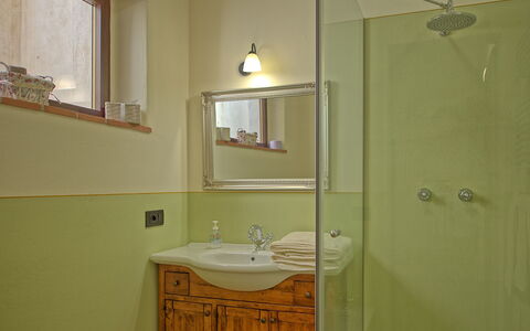 Villa Noceta: Bagno, Camera, Proprietà, Mobiletto Del Bagno, Bagno Accessorio, Lavandino Del Bagno, Parete, Casa, Interior Design, Lavello