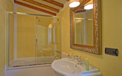 Villa Noceta: Bagno, Camera, Proprietà, Parete, Lavello, Mobiletto Del Bagno, Gesso, Lavandino Del Bagno, Interior Design, Casa