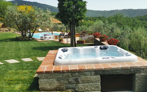 Villa Noceta: Pianta, Proprietà, Cielo, Albero, Vasca Da Bagno, Rettangolo, Tempo Libero, Montagna, Erba, Paesaggio