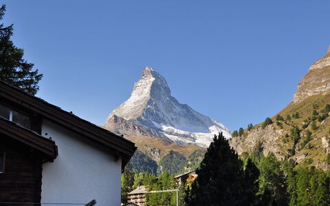Lani: Cielo, Montagna, Giorno, Costruzione, Nube, Albero, Pendenza, Highland, Casa, Pianta