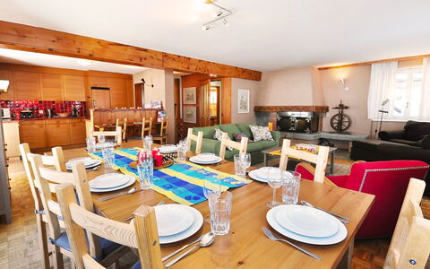 Lani: Tavolo, Mobilia, Proprietà, Sedia, Interior Design, Tavola, Legna, Latifoglie, Immobiliare, Decorazione