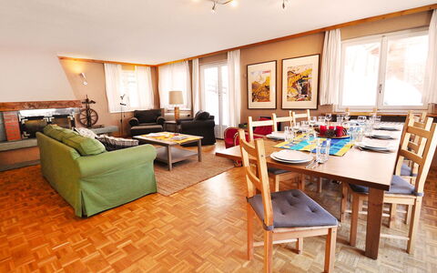 Lani: Tavolo, Mobilia, Proprietà, Cornice, Legna, Televisione, Costruzione, Illuminazione, Divano, Interior Design