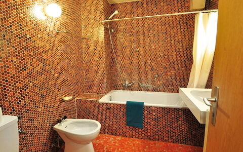 Lani: Idraulico Fixture, Proprietà, Pianta, Bagno, Toilet Seat, Lavandino Del Bagno, Viola, Illuminazione, Gabinetto, Interior Design