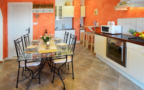 Villa Olea: Proprietà, Camera, Costruzione, Mobilia, Pavimento, Cucina, Interior Design, Casa, Controsoffitto, Immobiliare