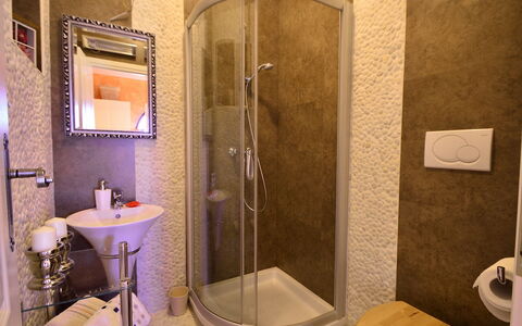 Villa Olea: Bagno, Proprietà, Camera, Idraulico Fixture, Interior Design, Porta, Doccia Porta, Piastrella, Doccia, Costruzione