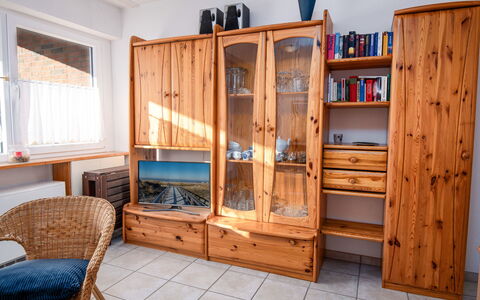 Achtern Diek: Mobilia, Cabinetry, Proprietà, Finestra, Mensola, Legna, Scaffalature, Cassetto, Interior Design, Pavimento