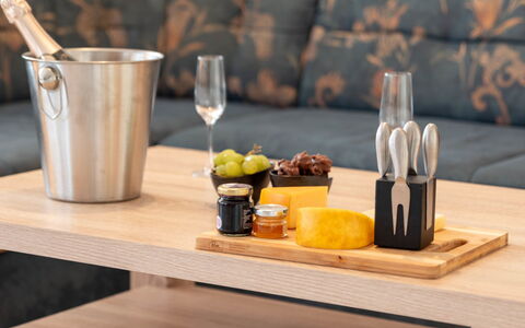 Norddeich 780: Cibo, Tavolo, Mobilia, Tavola, Bicchieri, Dishware, Serveware, Legna, Interior Design, Ingrediente