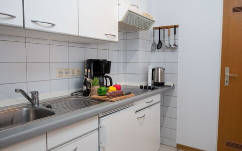 Norddeich 757: Lavandino Della Cucina, Lavello, Cabinetry, Controsoffitto, Rubinetto, Elettrodomestico Da Cucina, Cucina, Cucina Stufa, Elettrodomestico, Interior Design