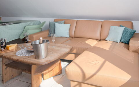 Norddeich 764: Mobilia, Divano, Legna, Pavimentazione, Interior Design, Pavimento, Soggiorno, Casa, Camera