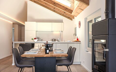 Zermatt 654: Mobilia, Interior Design, Pavimentazione, Cucina, Legna, Soffitto, Controsoffitto, Lampada, Sedia, Pavimento