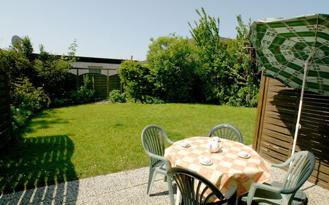 Kluntje: Pianta, Cielo, Proprietà, Verde, Sedia, Shade, Mobili Da Esterno, Costruzione, Interior Design, Tavolo