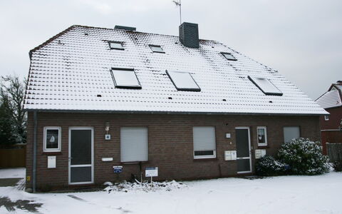 Kluntje: Cielo, Costruzione, Nube, Neve, Proprietà, Finestra, Pianta, Casa, Porta, Albero