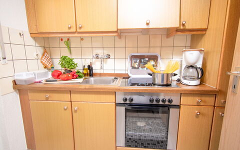 Störtebeker: Lavandino Della Cucina, Cabinetry, Controsoffitto, Proprietà, Lavello, Rubinetto, Cucina, Cucina Stufa, Idraulico Fixture, Elettrodomestico Da Cucina