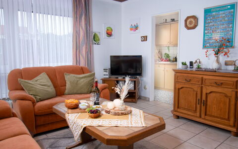 Störtebeker: Tavolo, Mobilia, Proprietà, Cabinetry, Divano, Legna, Interior Design, Illuminazione, Pavimentazione, Pianta Della Casa