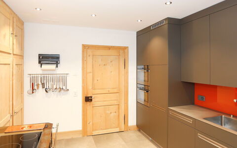 Von Capeller: Camera, Proprietà, Mobilia, Interior Design, Soffitto, Cabinetry, Giallo, Costruzione, Pavimento, Controsoffitto