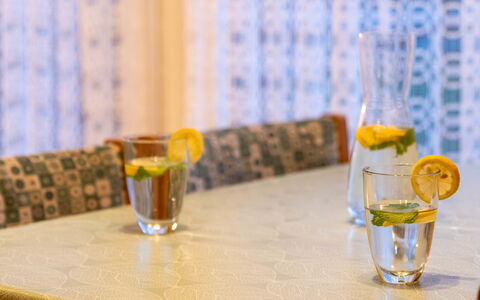 Windrad: Tavolo, Fiore, Bicchieri, Mobilia, Acqua, Tavola, Interior Design, Legna, Bevanda Alcolica, Bevanda
