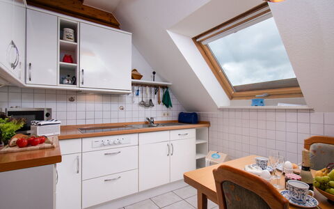 Meerblick: Cabinetry, Mobilia, Proprietà, Costruzione, Controsoffitto, Legna, Elettrodomestico Da Cucina, Sedia, Interior Design, Cucina