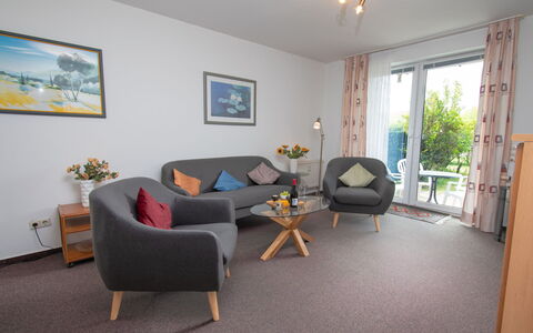 Borkum: Proprietà, Mobilia, Divano, Cornice, Tavolo, Pianta Della Casa, Comfort, Finestra, Sedia, Interior Design
