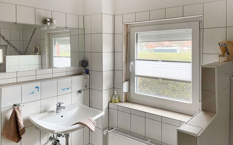 Hexenhuus: Specchio, Lavello, Idraulico Fixture, Rubinetto, Lavandino Del Bagno, Bagno, Interior Design, Costruzione, Mensola, Finestra