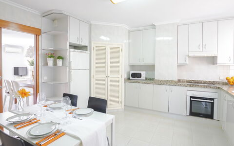 Nautic 3: Cabinetry, Mobilia, Proprietà, Costruzione, Controsoffitto, Lavello, Cucina, Sedia, Illuminazione, Tavolo