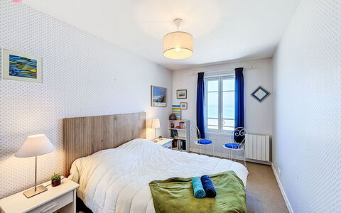 Saint Malo 260: Letto, Mobilia, Camera Da Letto, Interior Design, Bedding, Parete, Lenzuolo, Pavimento, Camera, Biancheria