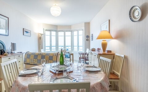 Saint Malo 260: Tavolo, Mobilia, Proprietà, Cornice, Sedia, Finestra, Interior Design, Legna, Orologio, Soggiorno