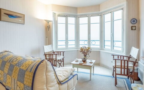 Saint Malo 260: Mobilia, Proprietà, Finestra, Tavolo, Pianta Della Casa, Azzurro, Comfort, Legna, Interior Design, Shade