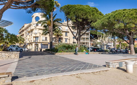 Les Sirènes: Cielo, Costruzione, Proprietà, Pianta, Albero, Azzurro, Manto Stradale, Shade, Urban Design, Finestra