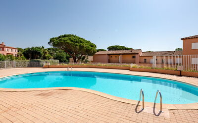 Sainte Maxime 152: Acqua, Cielo, Costruzione, Piscina, Pianta, Albero, Rettangolo, Mobili Da Esterno, Casa, Erba