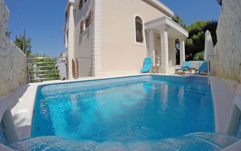 Villa Mustra: Acqua, Cielo, Proprietà, Costruzione, Piscina, Pianta, Azzurro, Blu, Shade, Mobili Da Esterno
