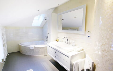Villa Mustra: Bagno, Camera, Proprietà, Interior Design, Vasca Da Bagno, Pavimento, Costruzione, Architettura, Parete, Lavello