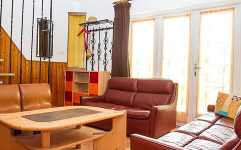 Pino: Mobilia, Proprietà, Costruzione, Comfort, Finestra, Divano, Legna, Tavolo, Interior Design, Divano Letto