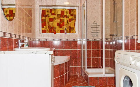 Colore: Lavanderia, Proprietà, Interior Design, Cabinetry, Idraulico Fixture, Legna, Pavimentazione, Pavimento, Asciugatrice, Parete
