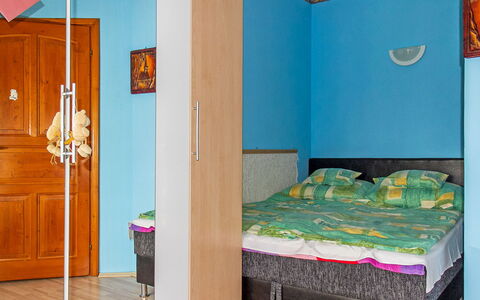 Colore: Mobilia, Proprietà, Verde, Costruzione, Azzurro, Blu, Porta, Cabinetry, Comfort, Illuminazione