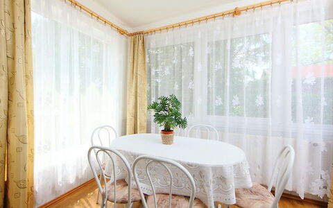 Sunny: Tavolo, Mobilia, Proprietà, Pianta, Finestra, Legna, Tessile, Tenda, Sedia, Interior Design