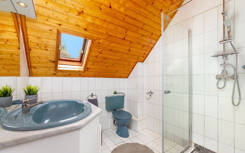 Ruby 2: Idraulico Fixture, Proprietà, Bagno, Interior Design, Illuminazione, Architettura, Rubinetto, Casa, Pianta, Pavimento
