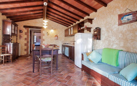 Poggiolo: Mobilia, Tavolo, Legna, Interior Design, Sedia, Pavimento, Costruzione, Pavimentazione, Latifoglie, Soggiorno