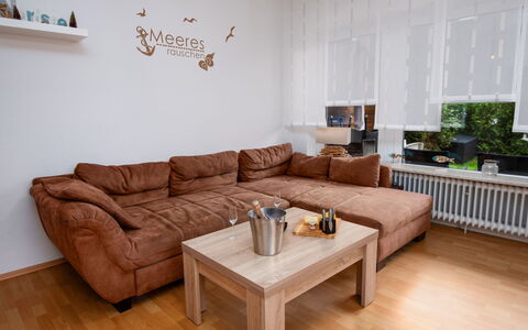 Meeresrauschen: Marrone, Divano, Mobilia, Proprietà, Tavolo, Legna, Illuminazione, Interior Design, Rettangolo, Pianta